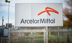 Un logo du groupe sidérurgique ArcelorMittal est visible sur le site de l'entreprise à Basse-Indre près de Nantes