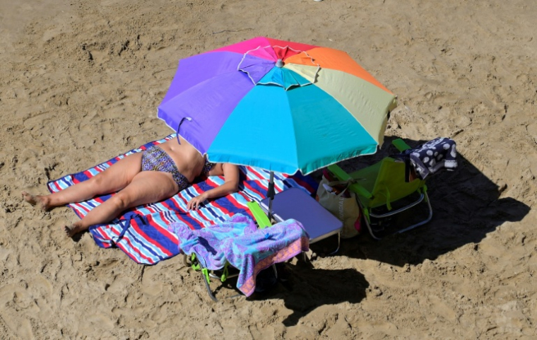 Une femme prend un bain de soleil sur une plage de Benidorm, en Espagne, le 10 septembre 2025 ( AFP / Jose Jordan )