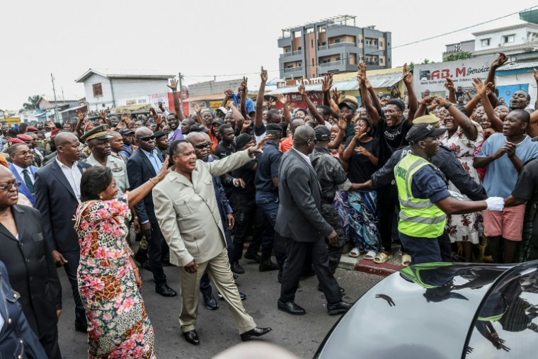 Le président congolais sortant et candidat à sa réélection Denis Sassou Nguesso salue ses partisans après avoir voté à la présidentielle, le 15 mars 2026 à Brazzaville  ( AFP / Daniel BELOUMOU OLOMO )