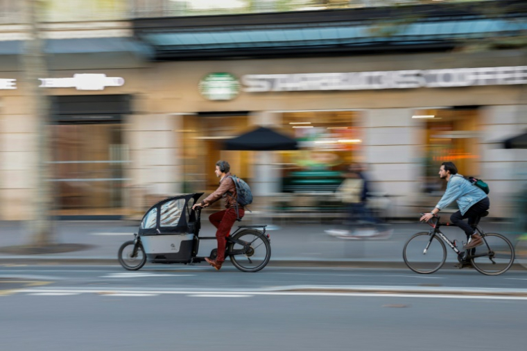 Des cyclistes boulevard Sébastopol à Paris, le 23 octobre 2024 ( AFP / Grégoire CAMPIONE )