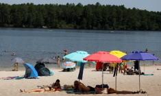 Au bord du lac d'Hostens (Gironde), le 21 juin 2026 ( AFP / ROMAIN PERROCHEAU )