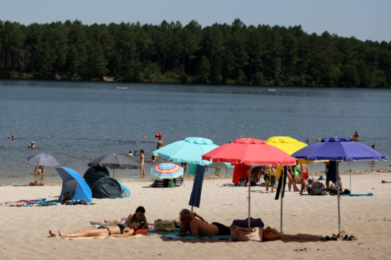 Au bord du lac d'Hostens (Gironde), le 21 juin 2026 ( AFP / ROMAIN PERROCHEAU )