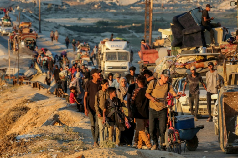 Des Palestiniens fuient la ville de Gaza en direction du sud, le 13 septembre 2025 ( AFP / Eyad BABA )