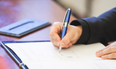 Selon l'Insee, le patrimoine brut moyen des hommes s'élève à 228 000 euros, contre 192 000 euros pour les femmes. (Herm / Pixabay)