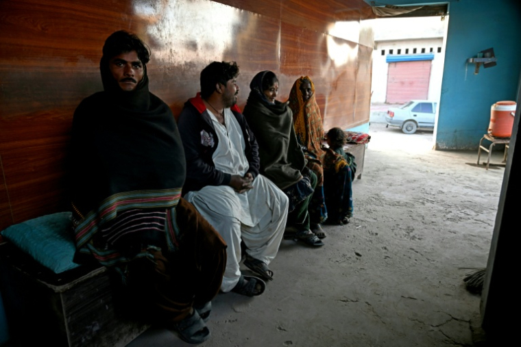 Des patients attendent une consultation dans une clinique non agréée à la périphérie de la ville d'Hyderabad, dans la province du Sind, le 8 janvier 2026 au Pakistan ( AFP / Rizwan TABASSUM )