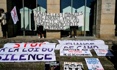 Des affiches lors d'une manifestation de soutien aux victimes du chirurgien pédocriminel Joël Le Scouarnec, à Vannes, le 19 mai 2025 ( AFP / Damien MEYER )