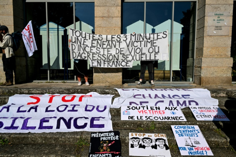 Des affiches lors d'une manifestation de soutien aux victimes du chirurgien pédocriminel Joël Le Scouarnec, à Vannes, le 19 mai 2025 ( AFP / Damien MEYER )