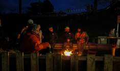 Des participants au blocage de l'autoroute A63 à Cestas, au sud de Bordeaux, sont rassemblés autour d'un feu le 24 décembre 2025 ( AFP / Thomas BERNARDI )