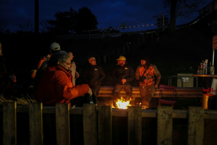 Des participants au blocage de l'autoroute A63 à Cestas, au sud de Bordeaux, sont rassemblés autour d'un feu le 24 décembre 2025 ( AFP / Thomas BERNARDI )