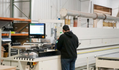 Les accessoires de magasin en production de Rodgers Wade Manufacturing, dans son usine de Paris, au Texas