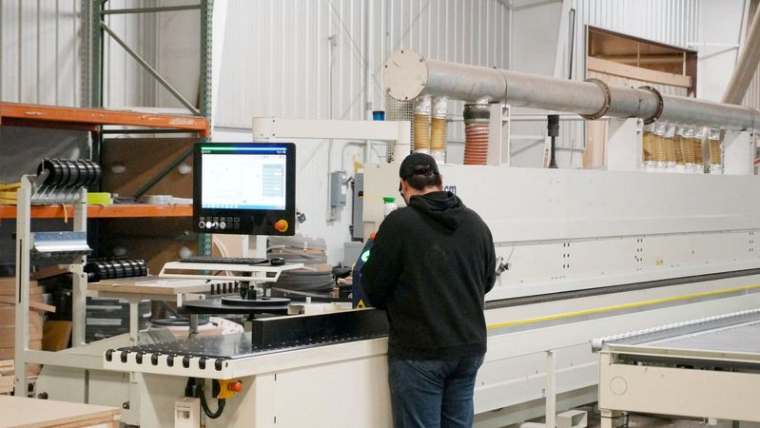 Les accessoires de magasin en production de Rodgers Wade Manufacturing, dans son usine de Paris, au Texas