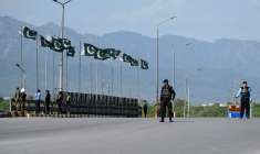 Forces de sécurité sur un pont à Islamabad le 10 avril 2026 avant la tenue de négociations entre l'Iran et les Etats-Unis ( AFP / Aamir QURESHI )