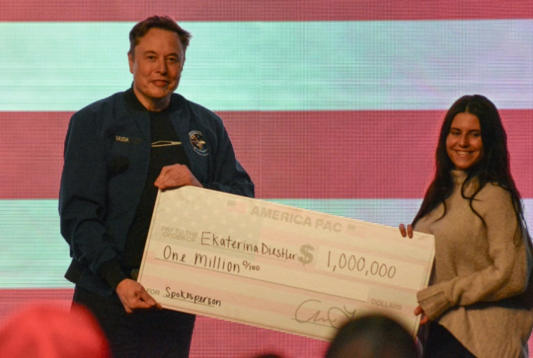 Elon Musk remet un chèque d'un million de dollars à une électrice, le 30 mars 2025 à Green Bay, dans le Wisconsin  ( AFP / Robin LEGRAND )