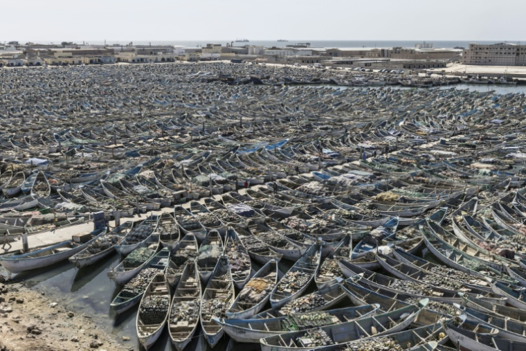 Vue d'ensemble des pirogues amarrées au port artisanal de Nouadhibou (Mauritanie), le 22 avril 2026 ( AFP / PATRICK MEINHARDT )