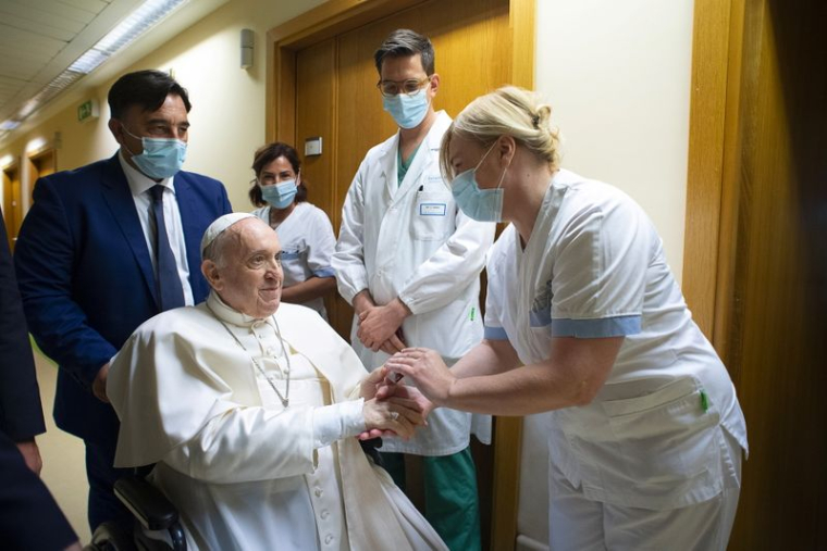 LE PAPE FRANÇOIS VA RESTER ENCORE QUELQUES JOURS À L'HÔPITAL
