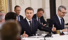 Emmanuel Macron s'exprime lors d'une réunion avec des représentants des secteurs touchés par les droits de douane américains au Palais de l'Élysée à Paris