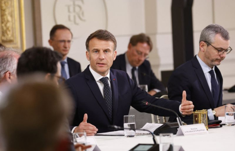 Emmanuel Macron s'exprime lors d'une réunion avec des représentants des secteurs touchés par les droits de douane américains au Palais de l'Élysée à Paris