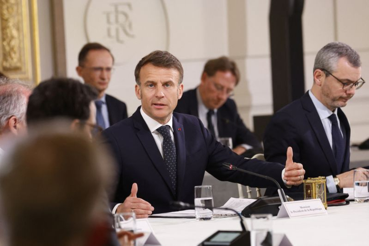 Emmanuel Macron s'exprime lors d'une réunion avec des représentants des secteurs touchés par les droits de douane américains au Palais de l'Élysée à Paris