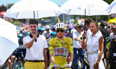 Le maillot jaune du Tour de France, Tadej Pogacar, est protégé de la chaleur au départ de la 9e étape à Malemort, le 12 juillet 2026 ( AFP / Anne-Christine POUJOULAT )
