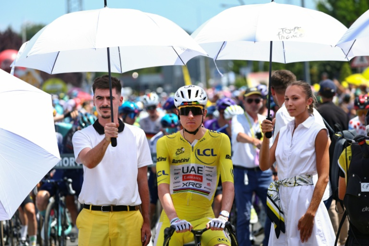 Le maillot jaune du Tour de France, Tadej Pogacar, est protégé de la chaleur au départ de la 9e étape à Malemort, le 12 juillet 2026 ( AFP / Anne-Christine POUJOULAT )