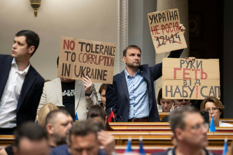 Des parlementaires ukrainiens lors du vote de la loi rétablissant l'indépendance d'instances anticorruption, à Kiev le 31 juillet 2025 ( AFP / ANDRII NESTERENKO )