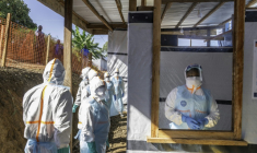 Des personnels de santé dans un nouveau centre de traitement d'Ebola à Bunia, dans le nord-est de la RDC, le 31 mai 2026 ( AFP / GLODY MURHABAZI )
