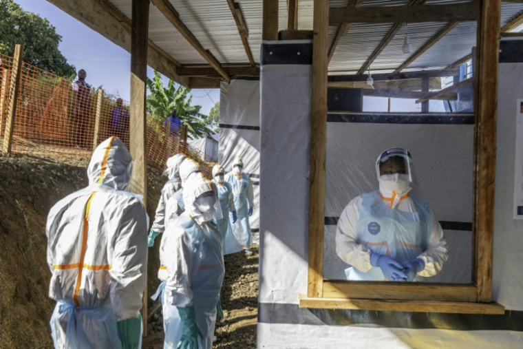 Des personnels de santé dans un nouveau centre de traitement d'Ebola à Bunia, dans le nord-est de la RDC, le 31 mai 2026 ( AFP / GLODY MURHABAZI )
