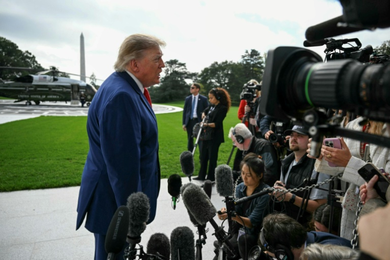Le président américain Donald Trump répond aux questions des journalistes avant de monter à bord de Marine One, sur la pelouse sud de la Maison Blanche, le 16 octobre 2026 à Washington ( AFP / Jim WATSON )