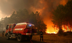 Les pompiers interviennent sur le feu de forêt près de Le Porge, près de Bordeaux dans le sud-ouest de la France, le 23 juillet 2026 ( AFP / ROMAIN PERROCHEAU )