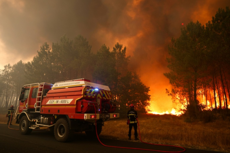 Les pompiers interviennent sur le feu de forêt près de Le Porge, près de Bordeaux dans le sud-ouest de la France, le 23 juillet 2026 ( AFP / ROMAIN PERROCHEAU )