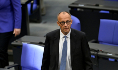 Le conservateur Friedrich Merz réagit au résultat du premier tour de scrutin des députés allemand lors d'une session au Bundestag, échouant ainsi à se faire élire chancelier, le 6 mai 2025 à Berlin ( AFP / RALF HIRSCHBERGER )