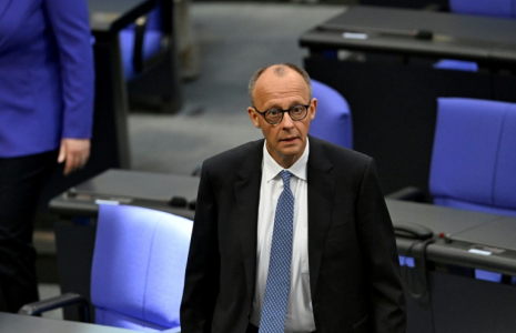 Le conservateur Friedrich Merz réagit au résultat du premier tour de scrutin des députés allemand lors d'une session au Bundestag, échouant ainsi à se faire élire chancelier, le 6 mai 2025 à Berlin ( AFP / RALF HIRSCHBERGER )