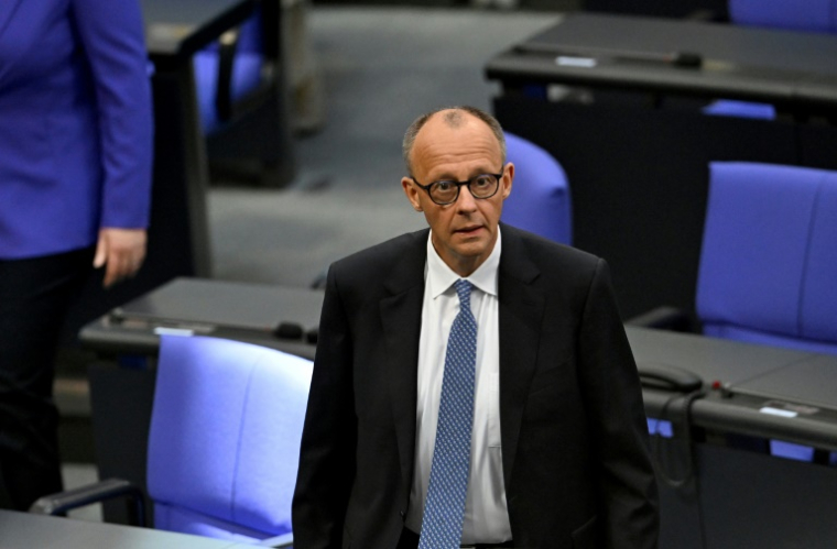 Le conservateur Friedrich Merz réagit au résultat du premier tour de scrutin des députés allemand lors d'une session au Bundestag, échouant ainsi à se faire élire chancelier, le 6 mai 2025 à Berlin ( AFP / RALF HIRSCHBERGER )