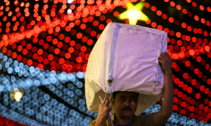 Préparatifs du Nouvel An à Bangalore, en Inde, le 30 décembre 2025 ( AFP / Idrees MOHAMMED )