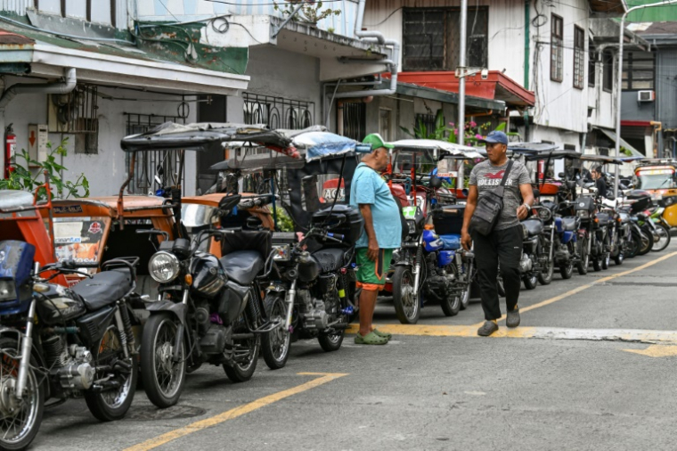 Des tricycles sont stationnés le long d'une rue de Manille (Philippines), le 17 mars 2026 ( AFP / Jam STA ROSA )
