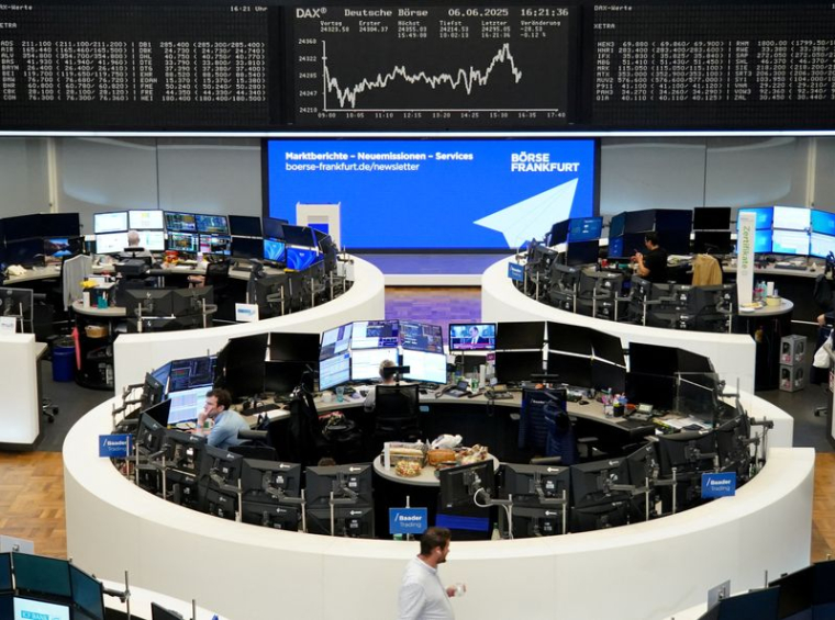 Le graphique de l'indice boursier allemand DAX est affiché à la bourse de Francfort