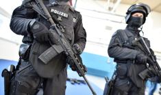 Deux agents de police allemands tenant des fusils d'assaut