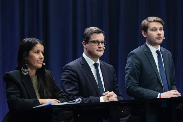 Les candidats à la mairie de Lille, Lahouaria Addouche (g) (LFI), le maire sortant Arnaud Deslandes (c) (PS) et Louis Delemer (d) (LR) participent à un débat à Lille, le 4 mars 2026 dans le Nord ( AFP / Sameer Al-DOUMY )