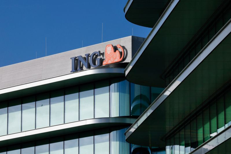 Le logo du groupe ING est affiché au siège social à Amsterdam