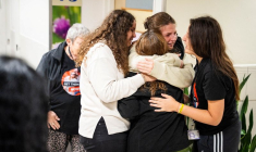 Raz Ben Ami retrouve sa famille à Tel Aviv après avoir été retenu en otage par le Hamas à Gaza