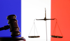 Une illustration du drapeau français, d'un marteau de juge et d'une balance d'époque