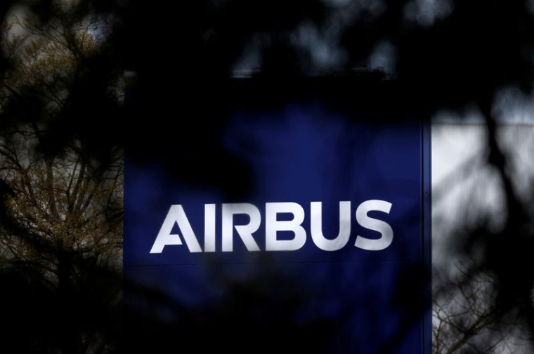 Photo d'archives du logo d'Airbus à l'entrée d'un immeuble à Toulouse, France