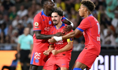 Le milieu portugais du Paris SG Vitinha (centre) après son but contre Nantes pour la première journée de Ligue 1 à Nantes le 17 août 2025 ( AFP / Sebastien Salom-Gomis )
