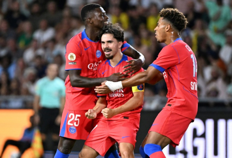 Le milieu portugais du Paris SG Vitinha (centre) après son but contre Nantes pour la première journée de Ligue 1 à Nantes le 17 août 2025 ( AFP / Sebastien Salom-Gomis )