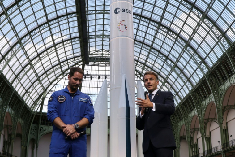 L'astronaute Thomas Pesquet et le président de la République Emmanuel Macron au Sommet international spatial à Paris le 9 septembre 2026 ( POOL / Ludovic MARIN )