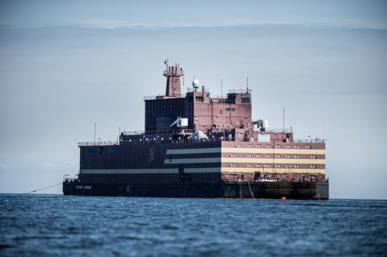 La barge "Academy Lomonosov" porte l'unique centrale nucléaire flottante actuellement en service dans le monde (illustration) ( Ritzau Scanpix / TIM KILDEBORG JENSEN )