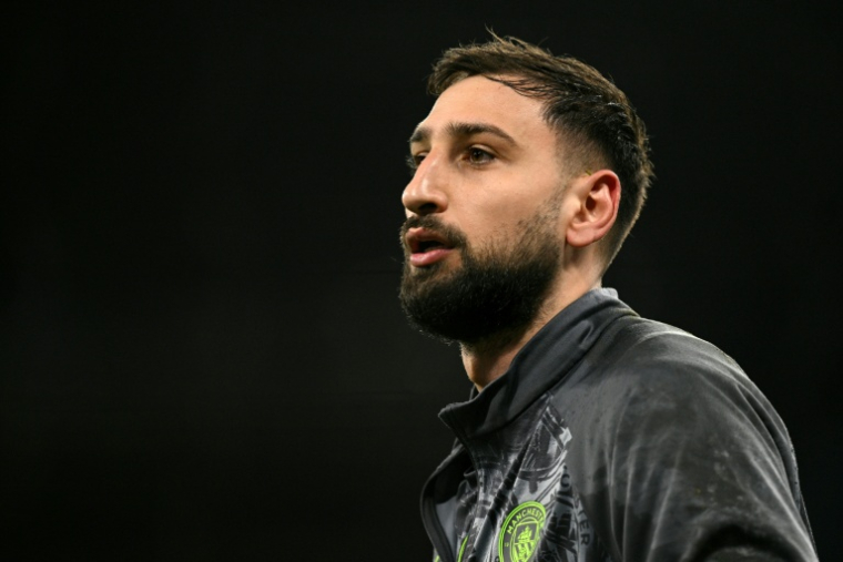 Le gardien de but italien de Manchester City, Gianluigi Donnarumma s'échauffe avant le match retour des huitièmes de finale de la Ligue des champions de l'UEFA  contre le Real Madrid, le 17 mars 2026 à  Manchester, dans le nord-ouest de l'Angleterre ( AFP / Oli SCARFF )