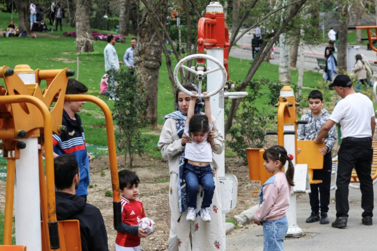 Des enfants jouent sur des agrès dans le parc Mellat de Téhéran, le 2 avril 2026 ( AFP / - )