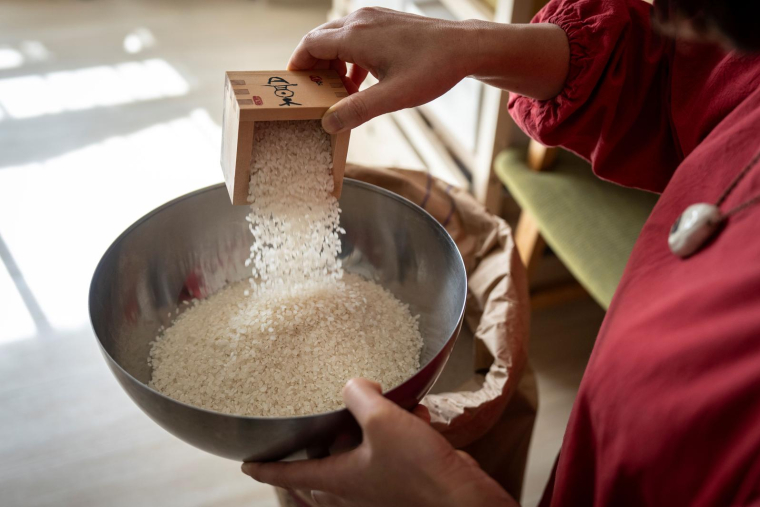 La vendeuse de riz Miki Yamada dans son bureau à Tokyo, le 14 février 2025 ( AFP / Yuichi YAMAZAKI )