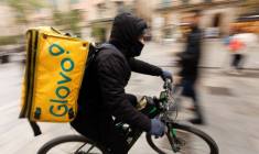 Un livreur de Glovo passe dans une zone piétonne à Barcelone